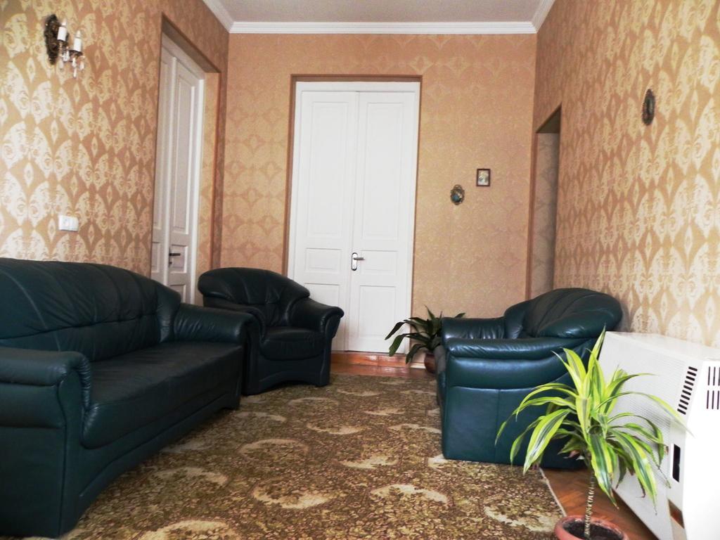 Tinikos Guest House Telavi Eksteriør billede