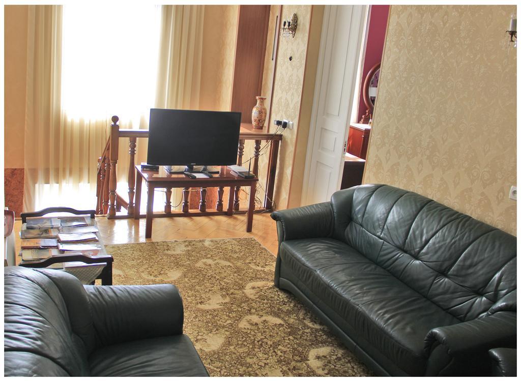 Tinikos Guest House Telavi Eksteriør billede