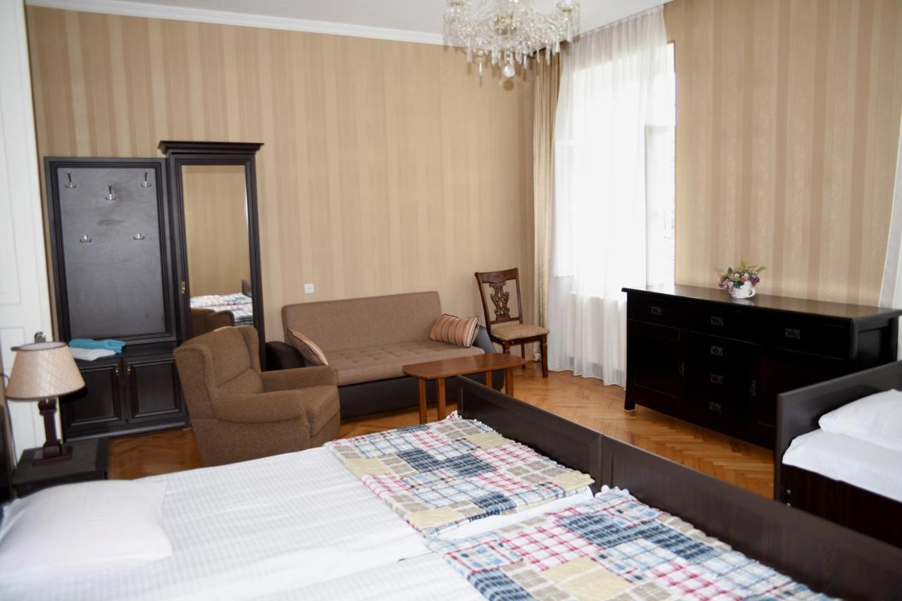 Tinikos Guest House Telavi Eksteriør billede
