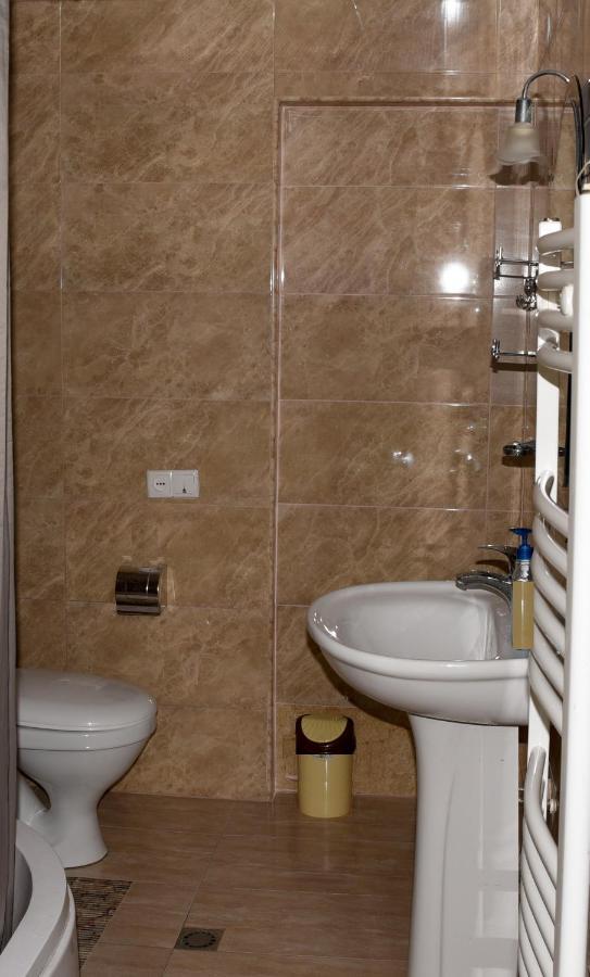 Tinikos Guest House Telavi Eksteriør billede