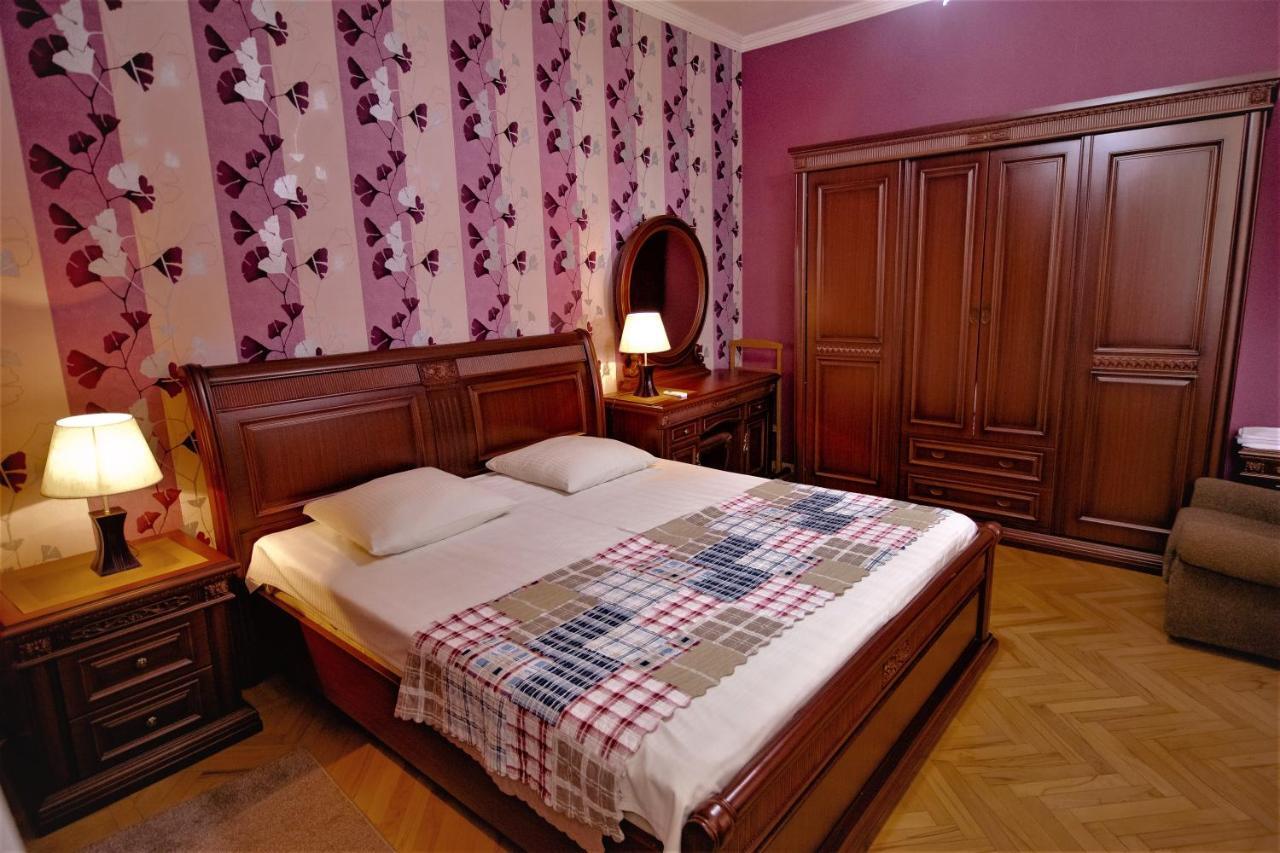 Tinikos Guest House Telavi Eksteriør billede