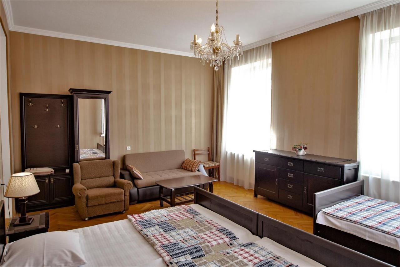 Tinikos Guest House Telavi Eksteriør billede