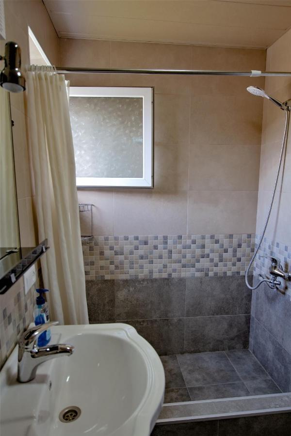 Tinikos Guest House Telavi Eksteriør billede